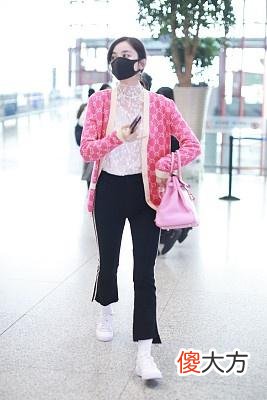 【时尚一点】古力娜扎穿蕾丝薄纱现身机场，扎低马尾大玩透视少女气息爆棚
