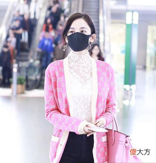 【时尚一点】古力娜扎穿蕾丝薄纱现身机场，扎低马尾大玩透视少女气息爆棚