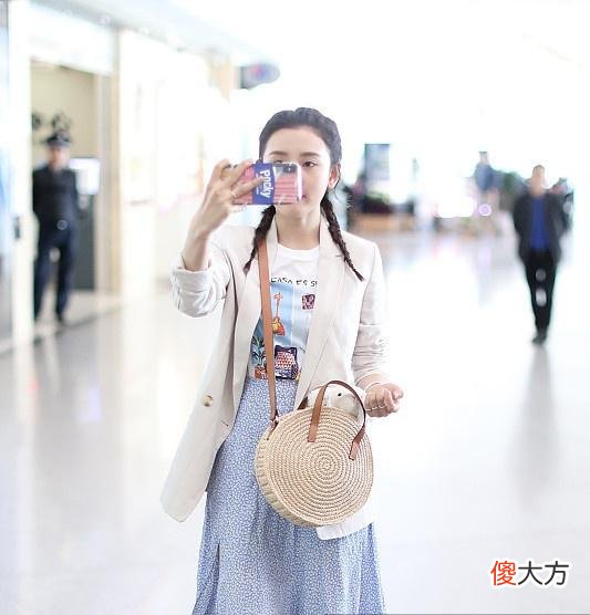 【时尚一点】宋祖儿穿“村花”装现身机场，实力驾驭“村花”装！
