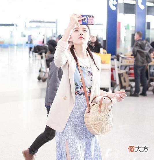 【时尚一点】宋祖儿穿“村花”装现身机场，实力驾驭“村花”装！