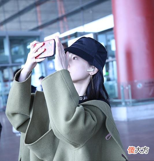 【时尚一点】“明玉”姜梓新现身机场，皮肤白皙通透十分能打