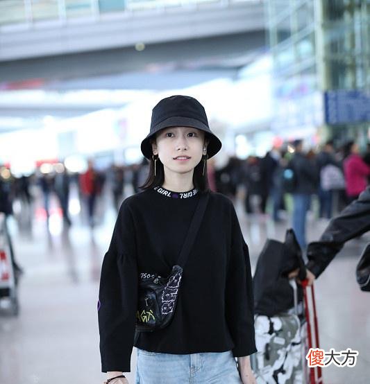 【时尚一点】“明玉”姜梓新现身机场，皮肤白皙通透十分能打
