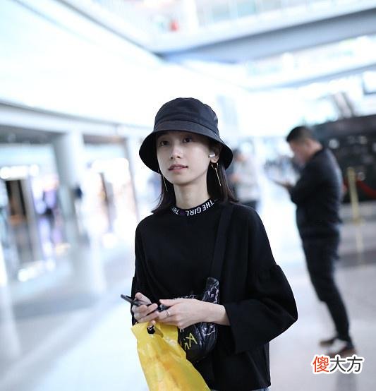 【时尚一点】“明玉”姜梓新现身机场，皮肤白皙通透十分能打
