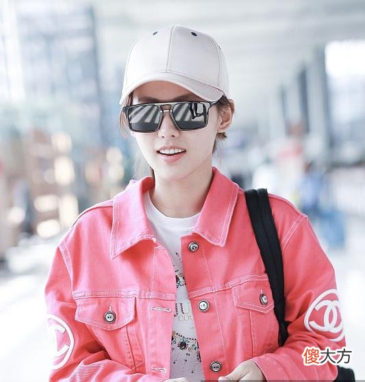 【就爱时尚】张嘉倪穿牛仔外套靓丽吸睛，嫩回20岁少女笑容灿烂