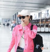 【就爱时尚】张嘉倪穿牛仔外套靓丽吸睛，嫩回20岁少女笑容灿烂