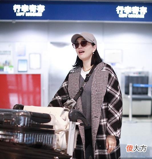 【时尚一点】钟丽缇48岁嫩回少女，穿黑白格纹大衣嫩回少女，网友：有福了