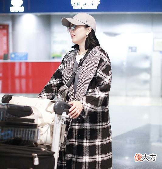 【时尚一点】钟丽缇48岁嫩回少女，穿黑白格纹大衣嫩回少女，网友：有福了