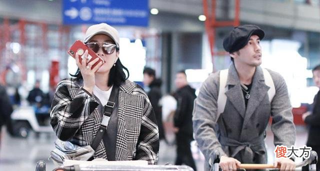【时尚一点】钟丽缇48岁嫩回少女，穿黑白格纹大衣嫩回少女，网友：有福了