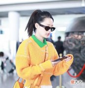 【时尚一点】李沁一身“青椒炒蛋”配色造型火了！高马尾配黑墨镜，气质非凡
