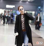 【时尚一点】43岁梅婷穿破洞牛仔裤现身机场，网友：这么大年龄了还穿破洞牛