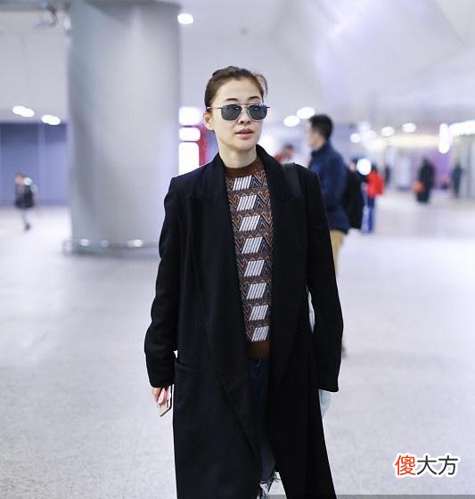 【时尚一点】43岁梅婷穿破洞牛仔裤现身机场，网友：这么大年龄了还穿破洞牛