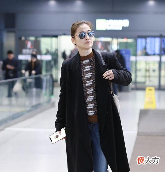 【时尚一点】43岁梅婷穿破洞牛仔裤现身机场，网友：这么大年龄了还穿破洞牛