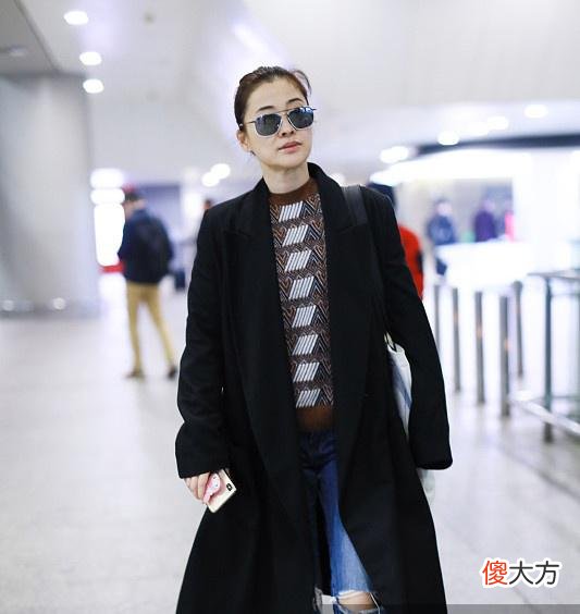 【时尚一点】43岁梅婷穿破洞牛仔裤现身机场，网友：这么大年龄了还穿破洞牛