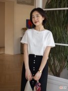 【就爱时尚】中年女人穿T恤别太沉闷，建议多穿这4种“减龄色”，显白又高级