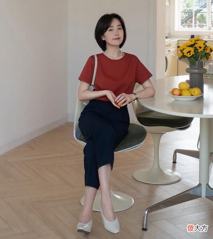 【就爱时尚】中年女人穿T恤别太沉闷，建议多穿这4种“减龄色”，显白又高级