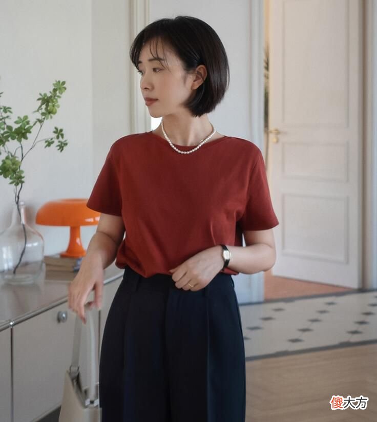 【就爱时尚】中年女人穿T恤别太沉闷，建议多穿这4种“减龄色”，显白又高级