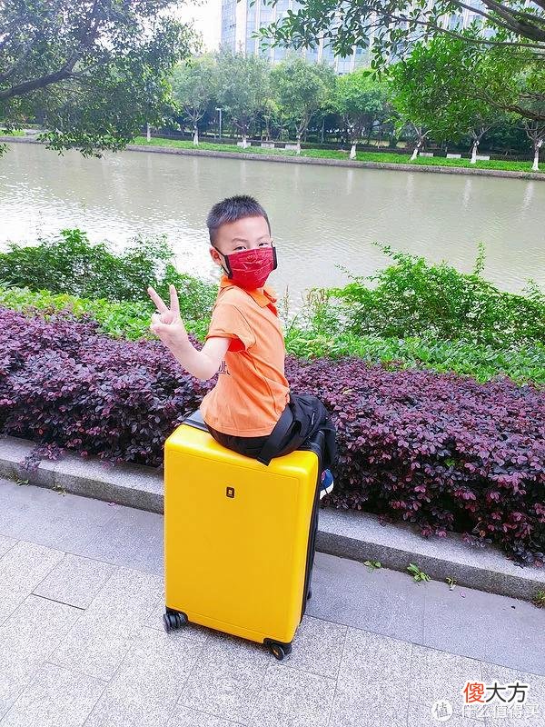 【时尚一点】2022蜡笔推荐 篇二十七：被路人追着要链接的高颜值撞色行李箱