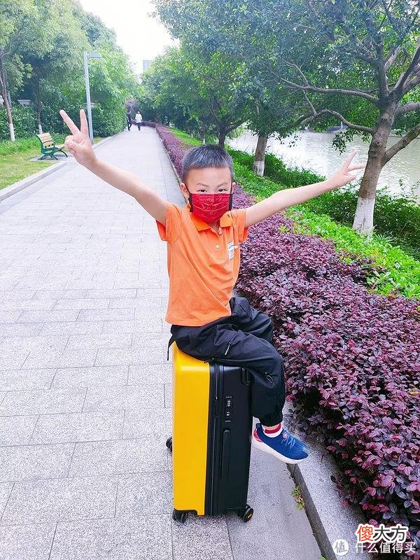 【时尚一点】2022蜡笔推荐 篇二十七：被路人追着要链接的高颜值撞色行李箱