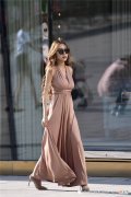 【就爱时尚】藕荷色长裙，无袖款式设计，身材高挑的美女还要穿着高跟鞋