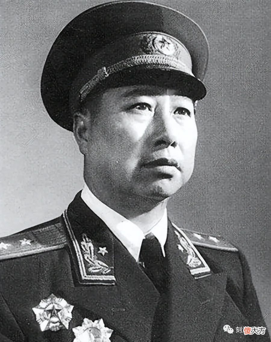 【爱历史】1965年空军班子9位首长合影，军衔最低的都是中将，他们是谁？