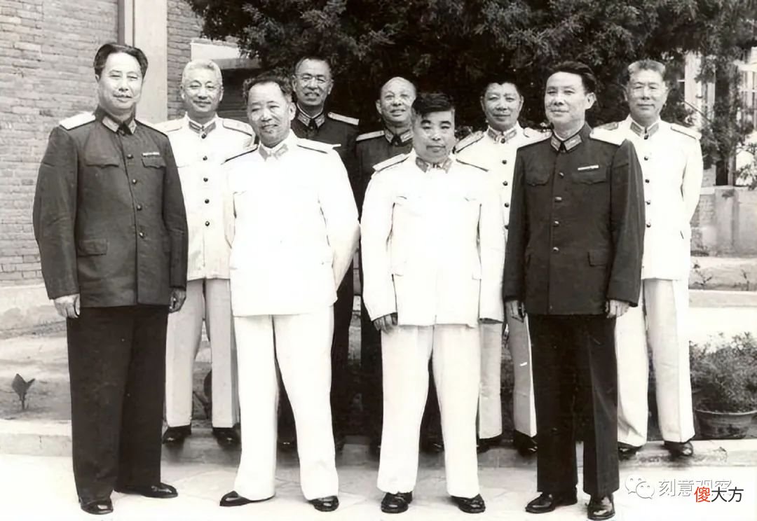 【爱历史】1965年空军班子9位首长合影，军衔最低的都是中将，他们是谁？
