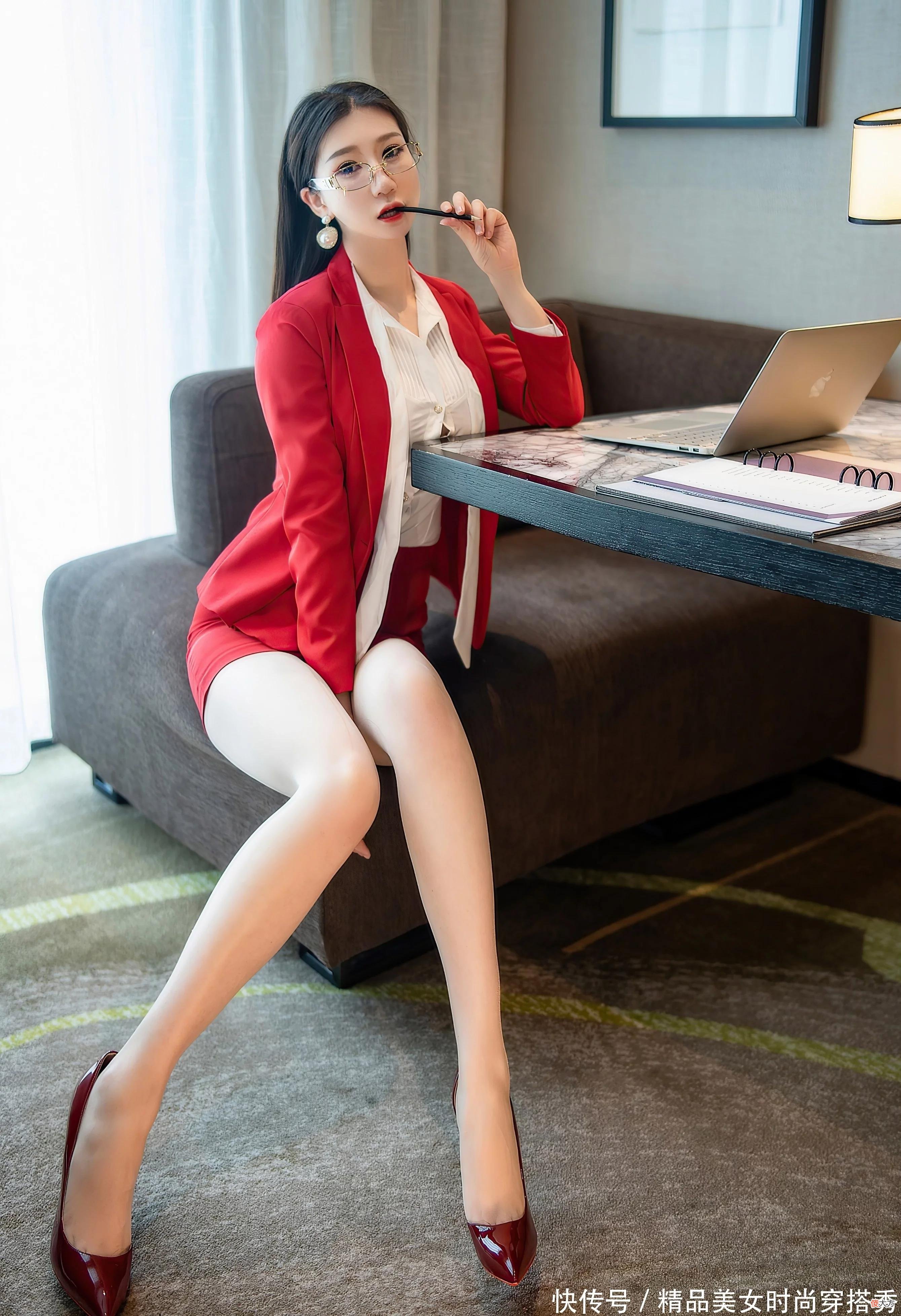 【时尚一点】红色的西装套装时尚吸睛,简约又不失气质,尽显十足女人味
