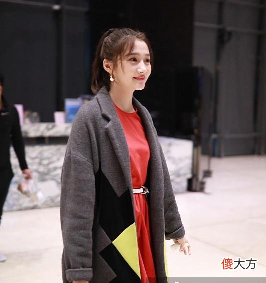 【时尚一点】关晓彤现身央视春晚，手里拎的外卖袋，实力抢镜