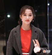 【时尚一点】关晓彤现身央视春晚，手里拎的外卖袋，实力抢镜
