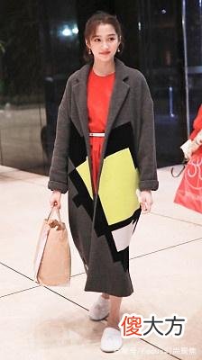 【时尚一点】关晓彤现身央视春晚，手里拎的外卖袋，实力抢镜