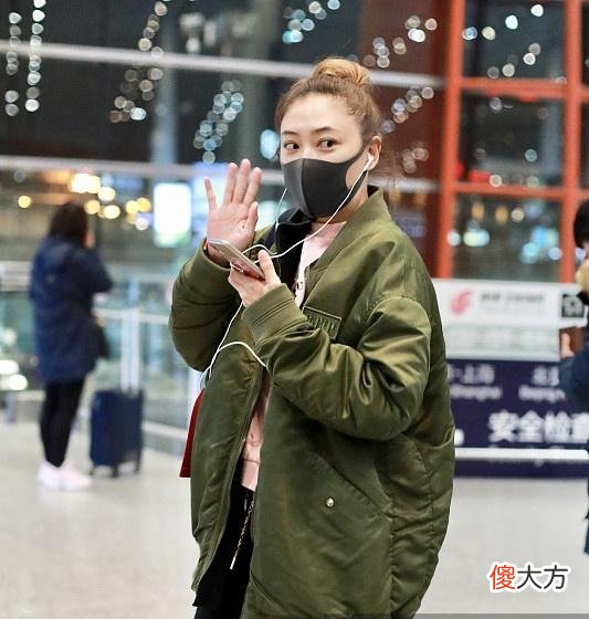 【就爱时尚】应采儿深夜现身机场，扎丸子头露出完美发际线，网友：有钱任性啊