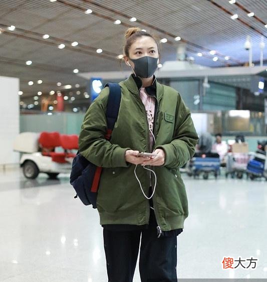 【就爱时尚】应采儿深夜现身机场，扎丸子头露出完美发际线，网友：有钱任性啊