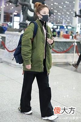 【就爱时尚】应采儿深夜现身机场，扎丸子头露出完美发际线，网友：有钱任性啊