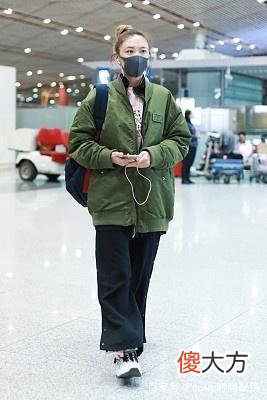 【就爱时尚】应采儿深夜现身机场，扎丸子头露出完美发际线，网友：有钱任性啊