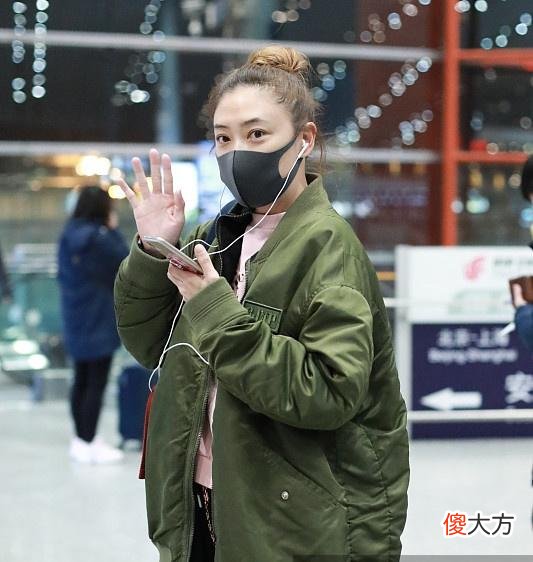 【就爱时尚】应采儿深夜现身机场，扎丸子头露出完美发际线，网友：有钱任性啊