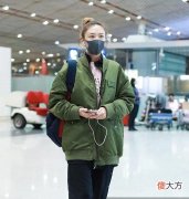 【就爱时尚】应采儿深夜现身机场，扎丸子头露出完美发际线，网友：有钱任性啊