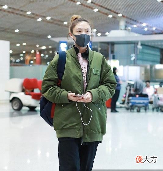 【就爱时尚】应采儿深夜现身机场，扎丸子头露出完美发际线，网友：有钱任性啊