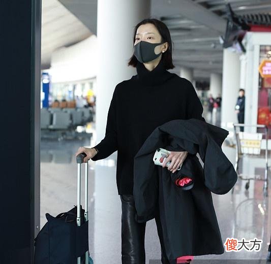 【时尚一点】杜鹃现身机场，全黑look秀极致大长腿