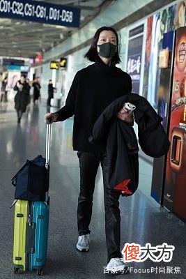 【时尚一点】杜鹃现身机场，全黑look秀极致大长腿