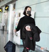 【时尚一点】杜鹃现身机场，全黑look秀极致大长腿