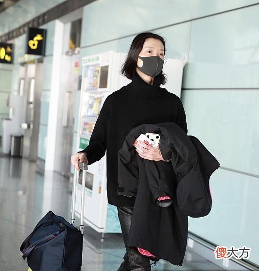 【时尚一点】杜鹃现身机场，全黑look秀极致大长腿