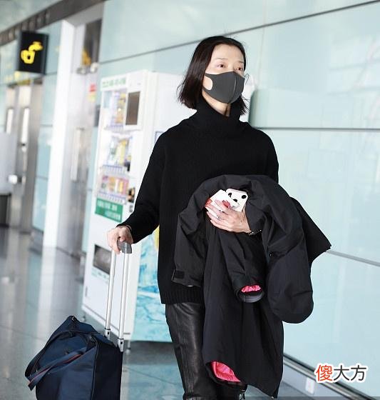 【时尚一点】杜鹃现身机场，全黑look秀极致大长腿