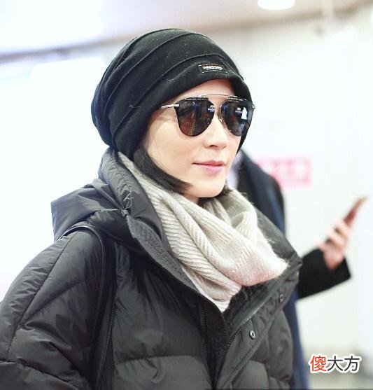 【时尚一点】俞飞鸿黑色羽绒服搭配黑色针织帽酷似村姑,网友:这帽子是真的吗
