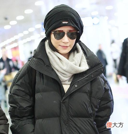 【时尚一点】俞飞鸿黑色羽绒服搭配黑色针织帽酷似村姑,网友:这帽子是真的吗