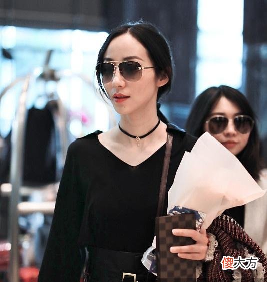 【就爱时尚】韩雪捧花现身机场，自带女王气质 爆棚