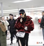 【就爱时尚】戚薇现身机场变t台变t台，网友：已经当妈的人了就不能收敛一点
