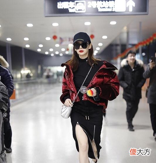 【就爱时尚】戚薇现身机场变t台变t台，网友：已经当妈的人了就不能收敛一点