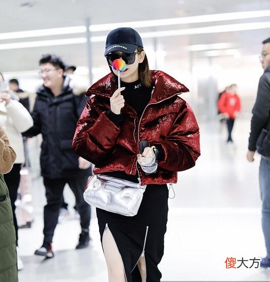 【就爱时尚】戚薇现身机场变t台变t台，网友：已经当妈的人了就不能收敛一点