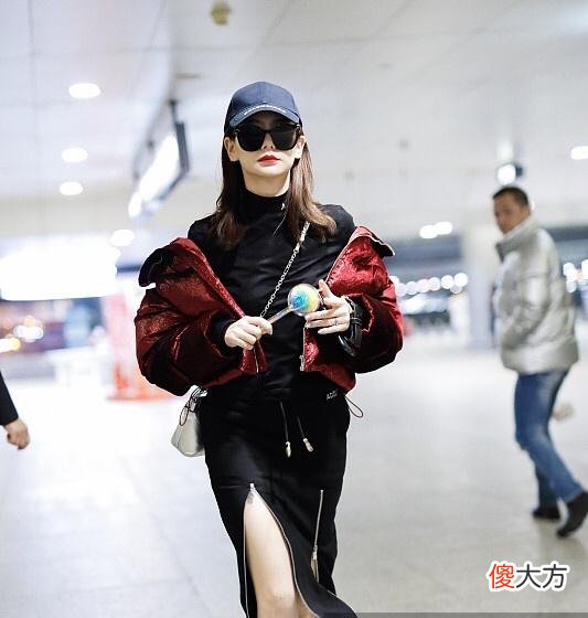 【就爱时尚】戚薇现身机场变t台变t台，网友：已经当妈的人了就不能收敛一点