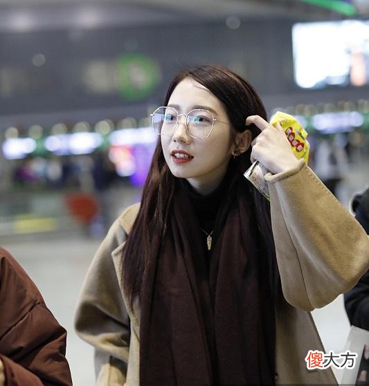 【时尚一点】孟美岐的时尚搭配小心机，却不料被春运包抢镜了