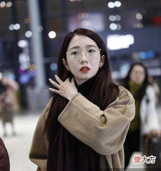 【时尚一点】孟美岐的时尚搭配小心机，却不料被春运包抢镜了